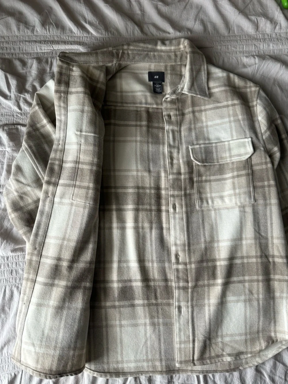 H&M men’s Beige and Cream Plaid Button-Up Shacket - Picture 4 of 4